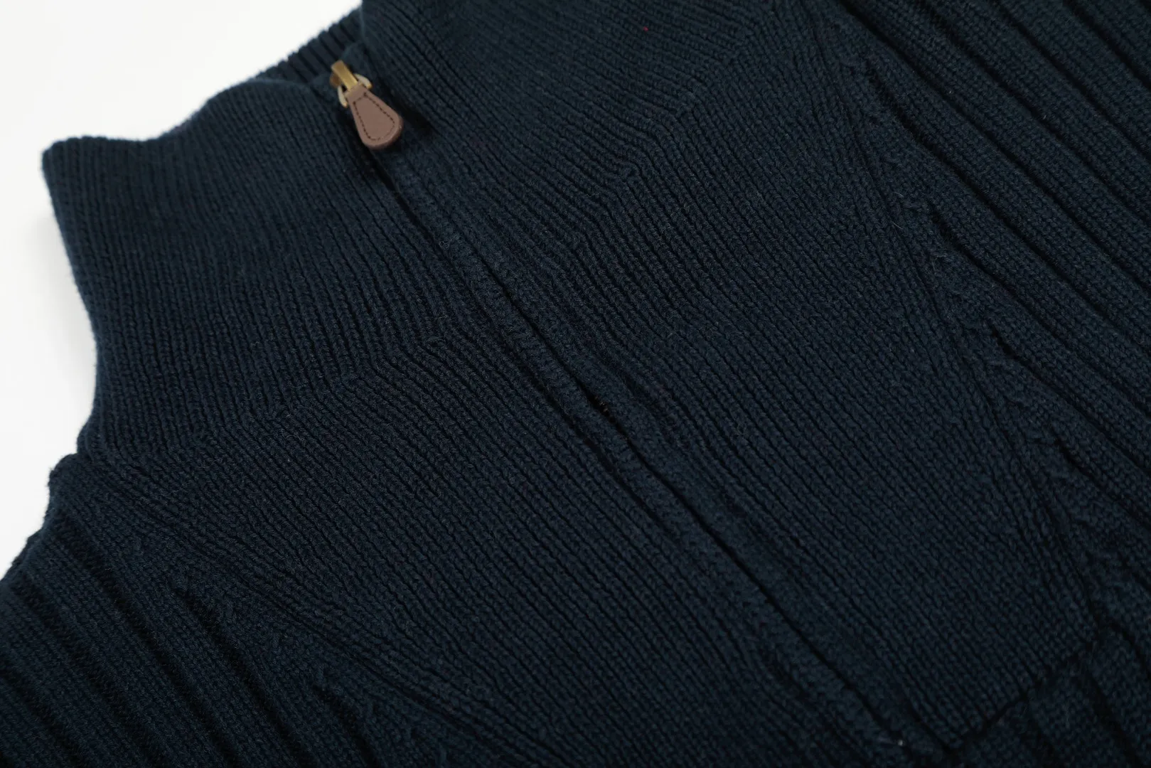 P250 Top quality" Style number: DS114# (not off the shelves all year round) [Ralph Lauren half-zip solid color pony embroidered logo striped knitted sweater] ✅Ralph Lauren half-zip classic basic versatile unisex couple pullover sweater ✅Main supplier platform live broadcast Wholesale entity Replenish when out of stock Not off the shelf ✅ZP quality 1:1 version Scan the code to enter the GF website Counter quality ✅Detailed quality The only one in Guangzhou Imported quality cotton yarn, focusing on high-end, cost-effective, good quality needless to say. ✅Restore the original version. The maximum size can be worn up to 190 pounds. Loose, comfortable and stress-free. ✅The upper body is simple and easy to match. A must-have item for ootd. Good-looking clothes are never picky. Recommended must-have items in the wardrobe. Size: S-XL. Color: Black, white, gray, khaki, navy blue, white label, red gold label.